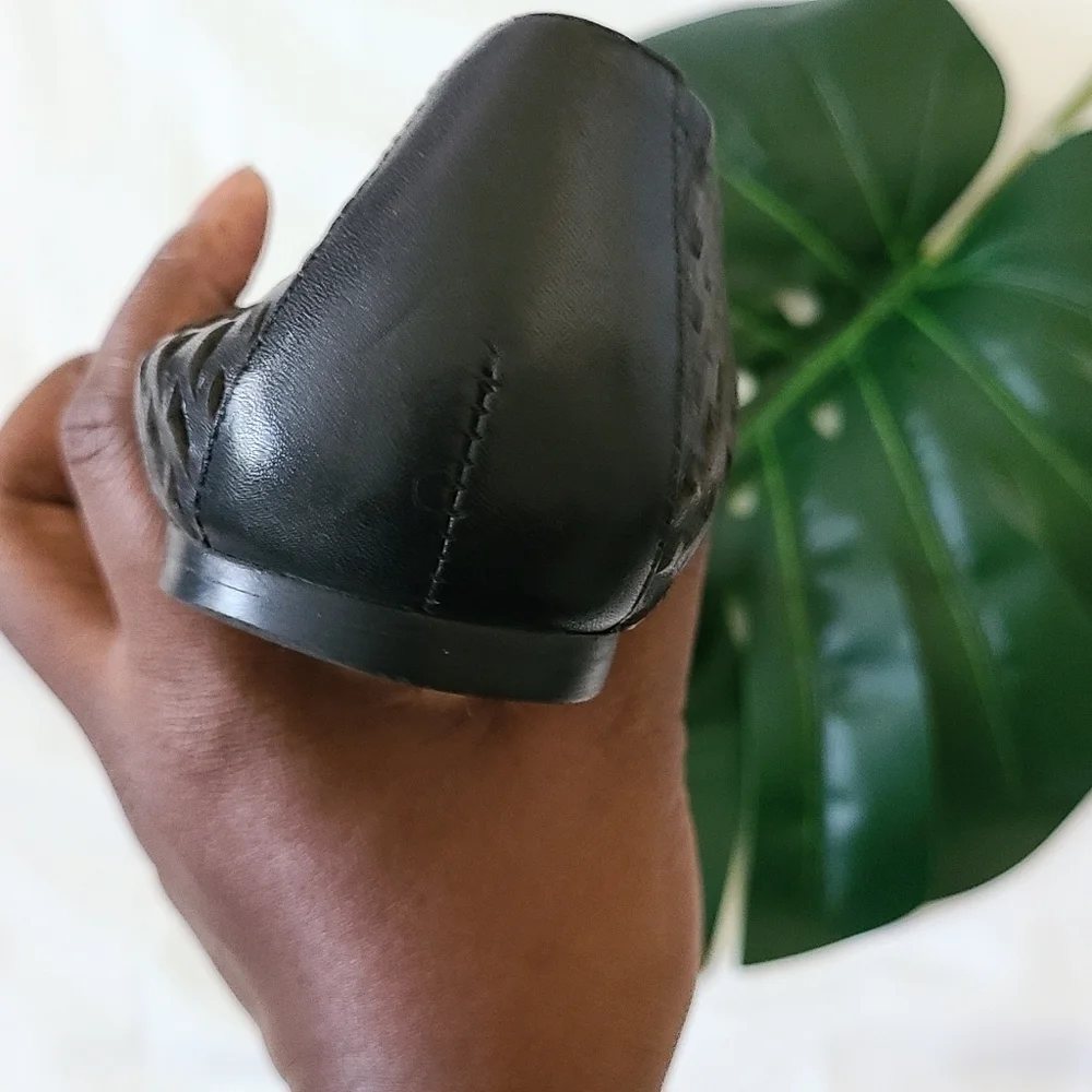 The walkingcradles Blaire black accordion flats